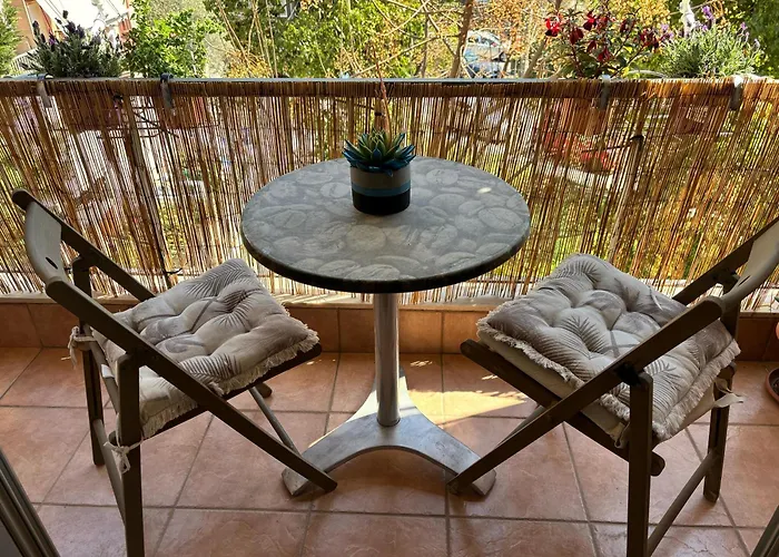 Nirvana Apartment Quiet Stay With Free Parking & Airport Access