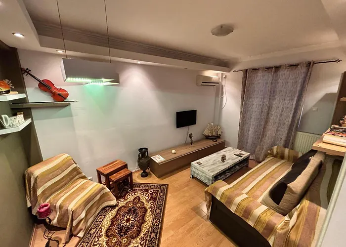 Nirvana Apartment Quiet Stay With Free Parking & Airport Access